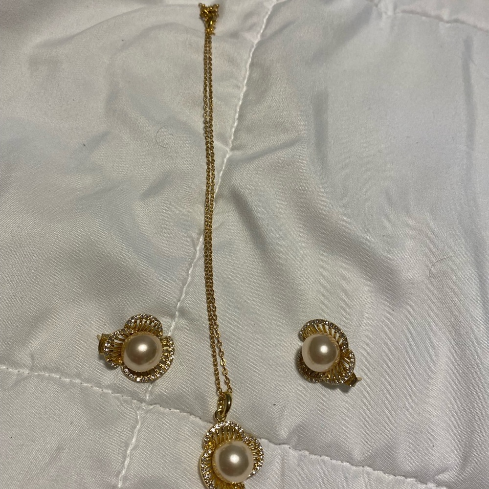 Necklace and earrings set